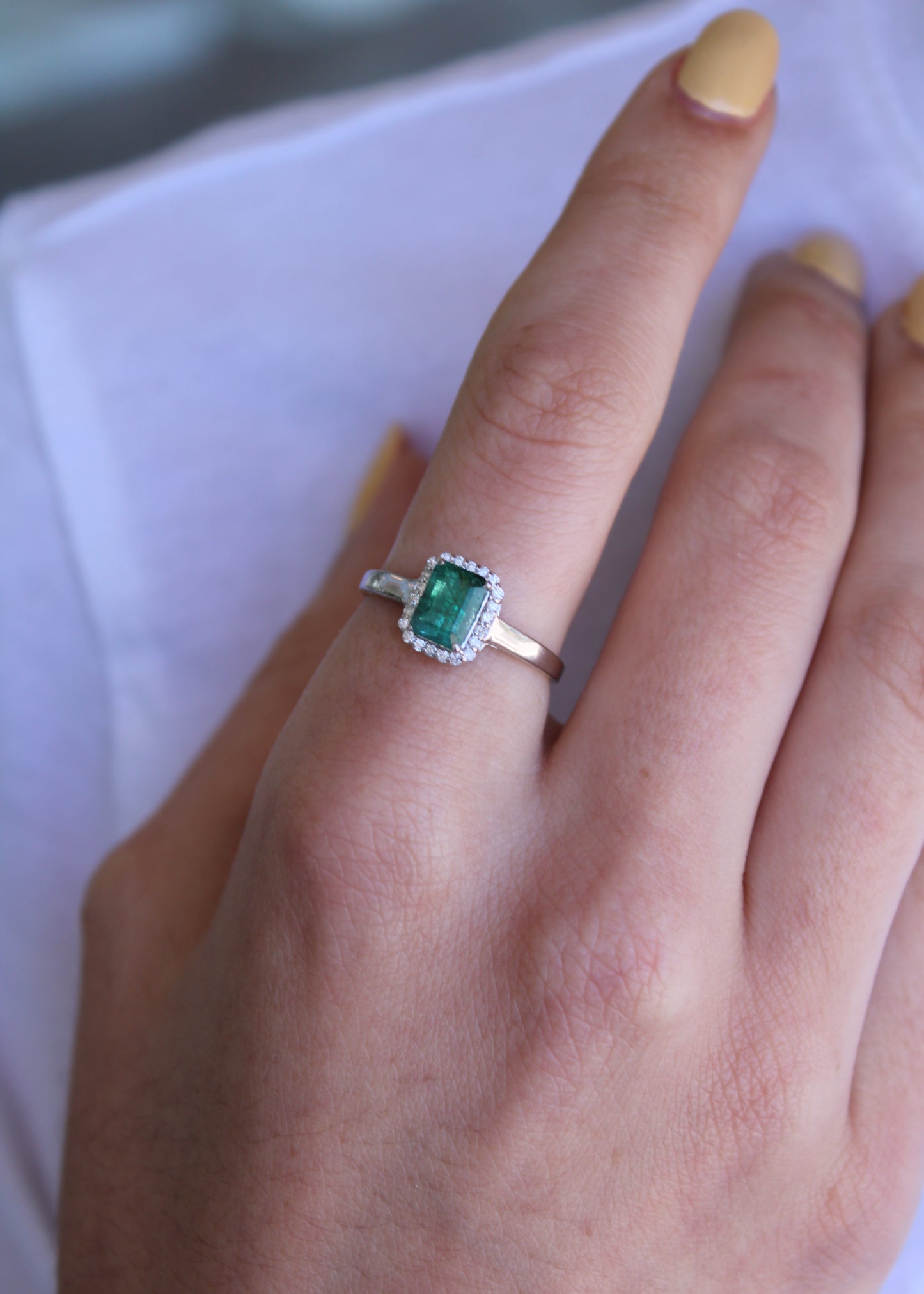 Anillo Esmeralda con Halo