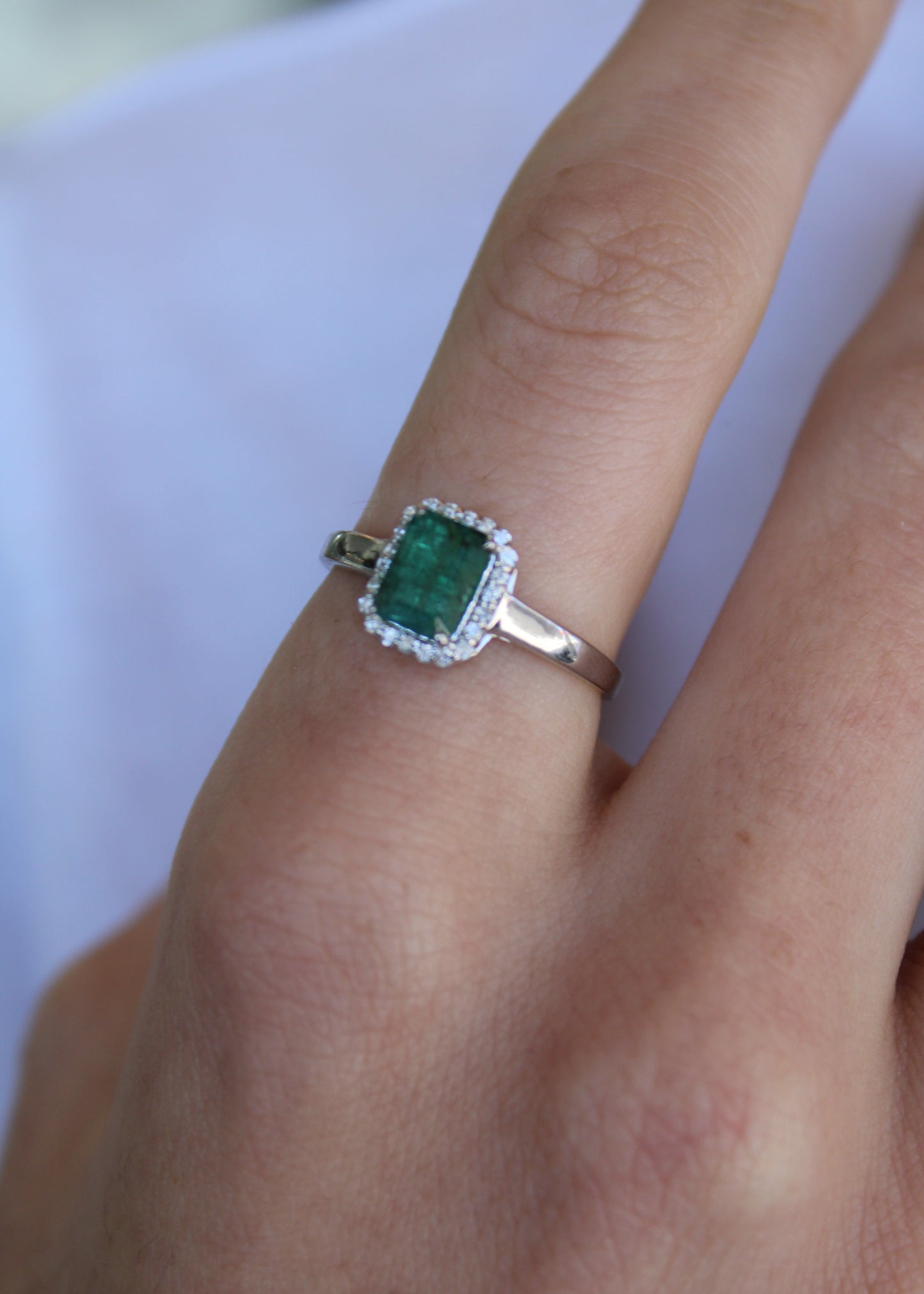 Anillo Esmeralda con Halo