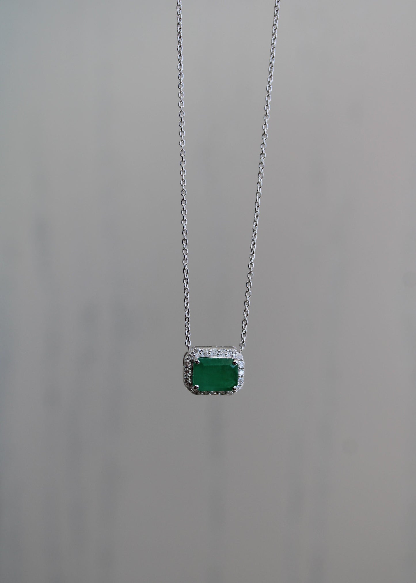 Collar Zafiro o Esmeralda c/Halo Oro